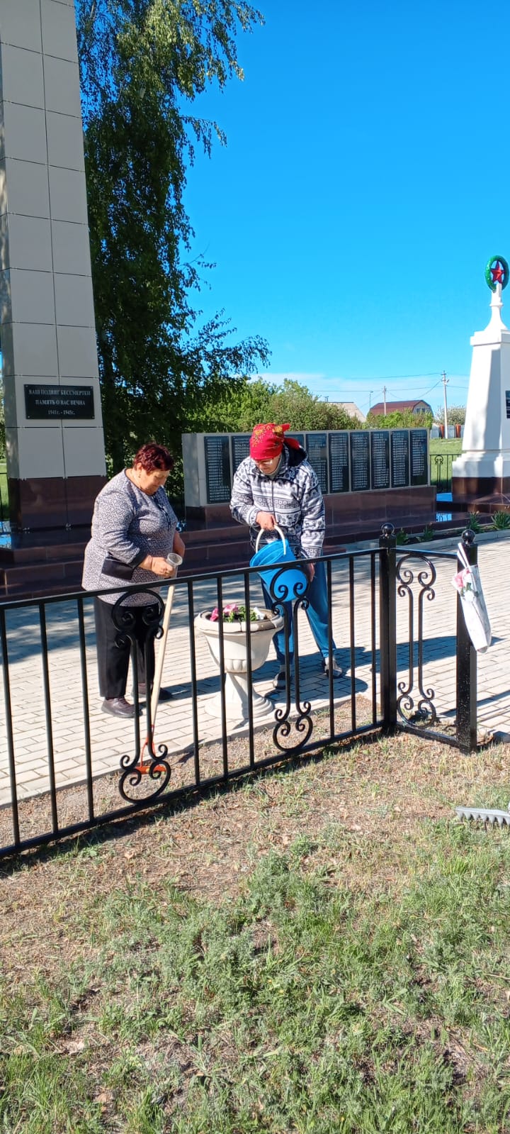 Субботник на территории памятника ВОВ с. Александровка..