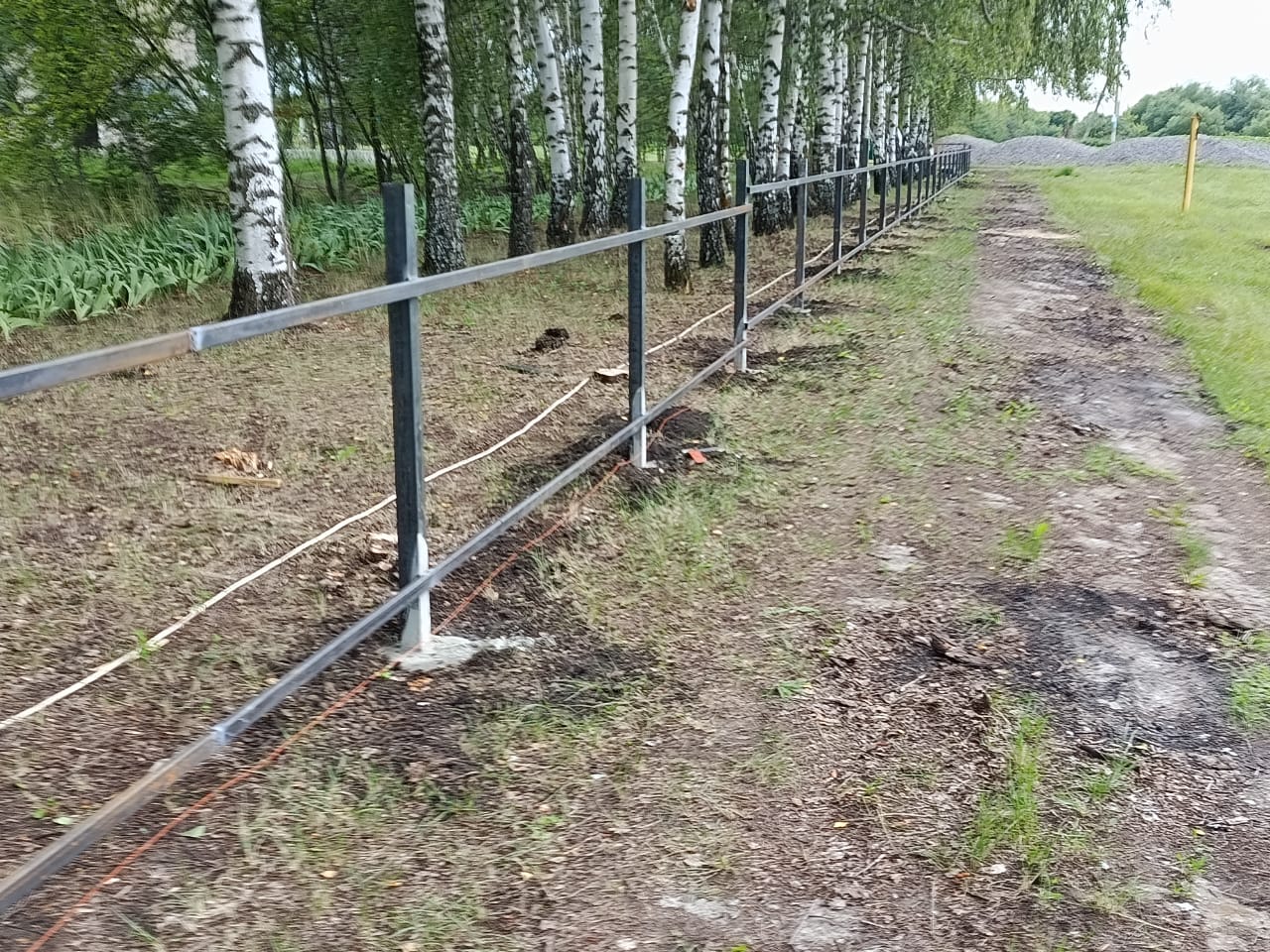 Продолжается реализация проекта «Обустройство  ограждения  объекта культурно-досуговой деятельности в с. Александровка».